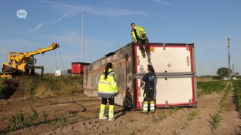 Hele dag file op E17 richting Gent: takelwerken gekantelde vrachtwagen in Lokeren nemen veel tijd in beslag