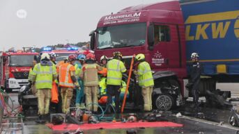 Autobestuurster zwaargewond nadat vrachtwagen slipt en botst op E34 aan knooppunt Sint-Anna