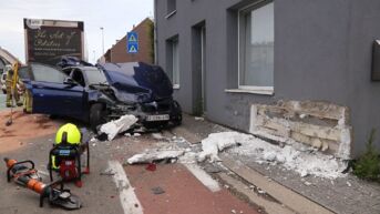 Kemzeke: Vrachtwagen ramt geparkeerde auto tegen voorgevel