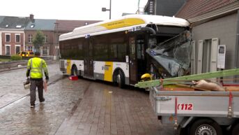 Buschauffeur rijdt lijnbus in de prak tegen huisgevel in Laarne