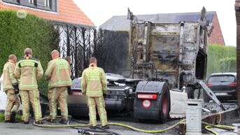 Denderwindeke: Oplegger gaat in vlammen op, eigenaar loopt brandwonden op