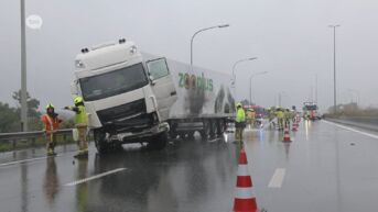Zware verkeershinder nadat truck in striemende regen in schaar slipt op E17