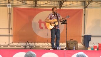 Komiek en muzikant Koen Dewulf traint de Stekense lachspieren tijdens TV Oost Vertellingen