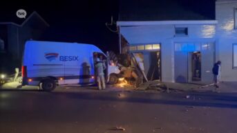 Aaigem: Bestelwagen boort zich door gevel in garage, chauffeur ongedeerd, maar grote schade aan woning