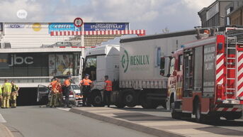 Autobestuurder gewond na klap tegen manoeuvrerende vrachtwagen