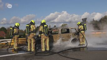 Auto met motorpech brandt volledig uit aan klaverblad E17 in Sint-Niklaas