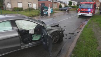 Drie gewonden na frontale aanrijding van twee auto's in Sint-Pauwels