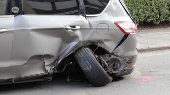 Berlare: Bestuurster probeert stilstaande wagen te ontwijken, maar beschadigt handvol andere auto's