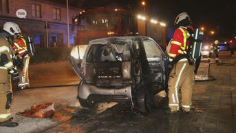 Auto van pizzakoerier brandt uit in Lokeren, politiewagen aangereden tijdens interventie