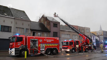 Uitslaande brand vernielt woning in Aalst, bewoners kunnen huis tijdig verlaten