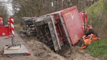 Vrachtwagen kantelt in berm, parallelweg tussen Stekene en Moerbeke urenlang afgesloten
