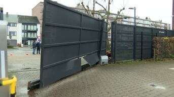 Dolgedraaide autobestuurder ramt poort van Dendermondse politie: 