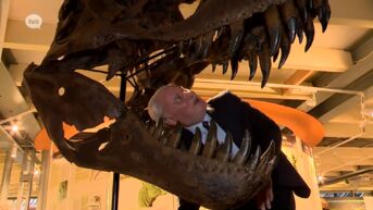 Katoen Natie-baas Fernand Huts stelt zijn Tyrannosaurus Rex voor in Zürich