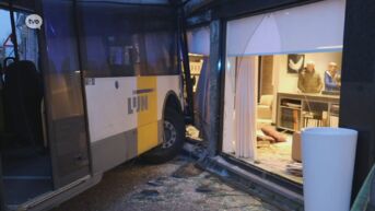 Lijnbus rijdt tegen gevel in Welle: chauffeur gewond