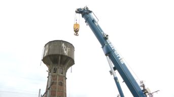 Bijna 100 jaar oude watertoren verdwijnt van tussen de treinsporen in Denderleeuw