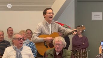Nieuwbakken ereburger van Haaltert sluit gemeenteraad af met 45 jaar oud liedje