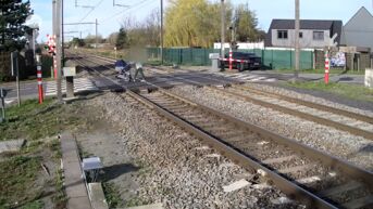 Vrouw met buggy steekt gesloten spooroverweg over in Wetteren, Infrabel verontwaardigd: 