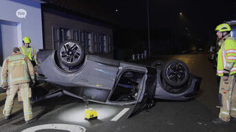 Denderleeuw: bestuurder botst met gloednieuwe wagen tegen geparkeerde auto en belandt op zijn dak