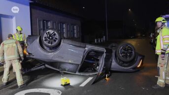 Denderleeuw: bestuurder botst met gloednieuwe wagen tegen geparkeerde auto en belandt op zijn dak