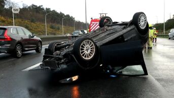 Chauffeur verliest controle over het stuur na felle regenbui: twee gewonden
