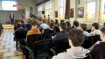 Les over burgerzin door premier Alexander De Croo op Sint-Gertrudiscollege in Wetteren