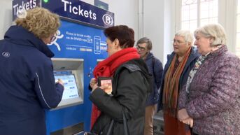 NMBS en Retroraad helpen senioren een treinticket kopen aan de automaat in het station van Aalst