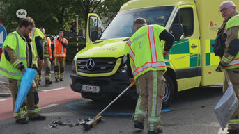 PIT-ziekenwagen loopt zware schade op bij botsing met auto in Temse