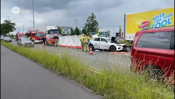 Auto rijdt in op vrachtwagen op N16: brandweer moet zwaargewonde bestuurder bevrijden