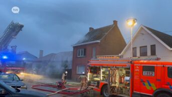 Uitslaande dakbrand in Sint-Lievens-Houtem: gezin kan tijdig ontkomen