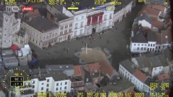 Agenten op de grond volgen live helikopterbeelden tijdens Aalst Carnaval