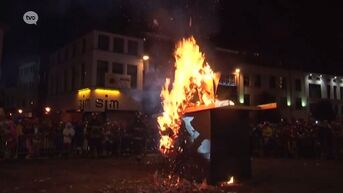 Tranen tijdens de popverbranding als afsluiter van Aalst Carnaval