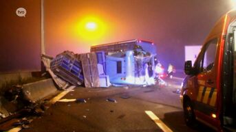 Gekantelde vrachtwagen verspert E17 in Temse