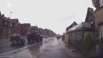 Dashcam filmt hoe tractor lading verliest