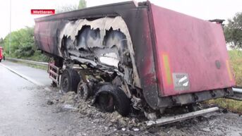 Lange files door brandende vrachtwagen op E40 in Wetteren