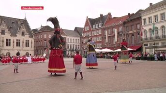 Gildereuzen dansen op Grote Markt in Dendermonde