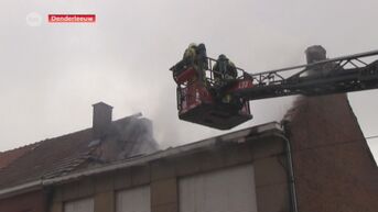 Brandweermannen even bedolven onder brandend puin in Denderleeuw