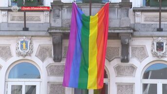 Regenboogvlaggen aan alle stad- en gemeentehuizen