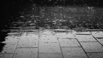 Snelheidsbeperkingen door hevige regenval