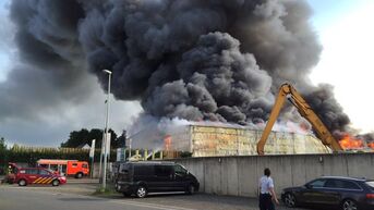 Vuurzee in houtbedrijf: gemeentelijk rampenplan afgekondigd